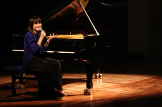 Alice-Sara Ott feet photo 20