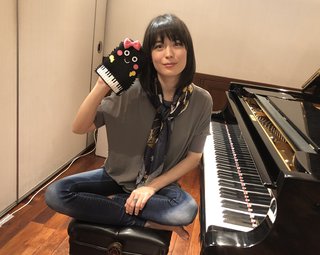 Alice-Sara Ott feet photo 10