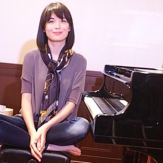 Alice-Sara Ott feet photo 9