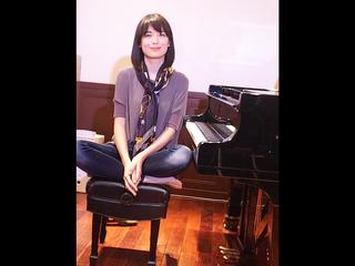 Alice-Sara Ott feet photo 5