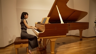 Alice-Sara Ott feet photo 4