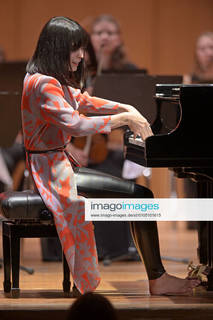 Alice-Sara Ott feet photo 2
