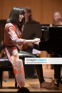 Alice-Sara Ott feet photo 1