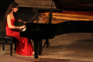 Alice-Sara Ott feet photo 19