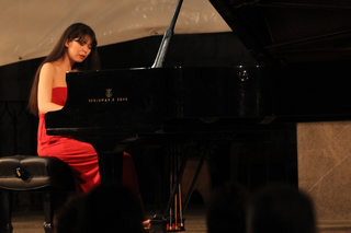 Alice-Sara Ott feet photo 18