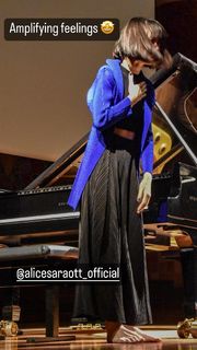 Alice-Sara Ott feet photo 17