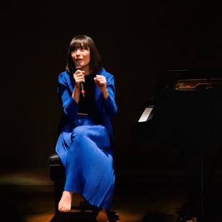 Alice-Sara Ott feet photo 7