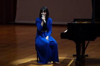 Alice-Sara Ott feet photo 2