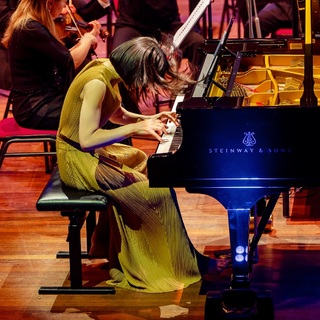 Alice-Sara Ott feet photo 8