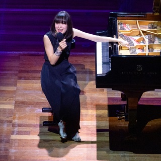 Alice-Sara Ott feet photo 3