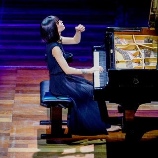 Alice-Sara Ott feet photo 2