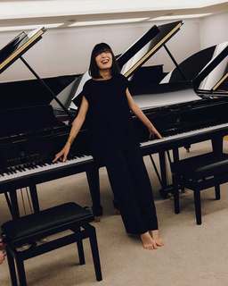 Alice-Sara Ott feet photo 20