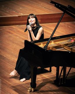 Alice-Sara Ott feet photo 12