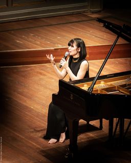 Alice-Sara Ott feet photo 11