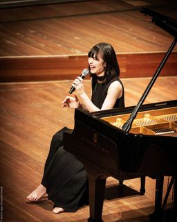 Alice-Sara Ott feet photo 10