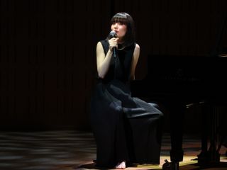 Alice-Sara Ott feet photo 5