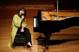 Alice-Sara Ott feet photo 3