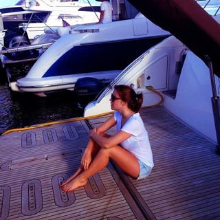 Alice Wegmann feet photo thumbnail