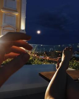 Alice Wegmann feet photo thumbnail