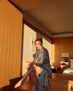 Alice Wegmann feet photo thumbnail