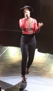 Alicia Keys feet photo thumbnail