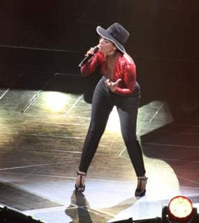 Alicia Keys feet photo thumbnail