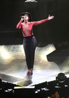 Alicia Keys feet photo thumbnail
