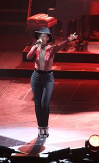 Alicia Keys feet photo thumbnail
