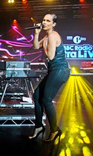 Alicia Keys feet photo thumbnail