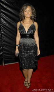 Alicia Keys feet photo thumbnail
