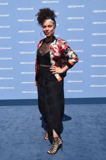 Alicia Keys feet photo thumbnail