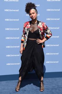 Alicia Keys feet photo thumbnail