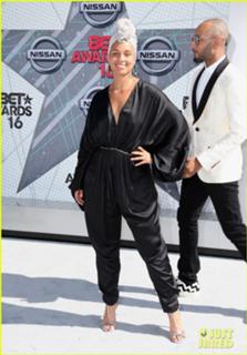 Alicia Keys feet photo thumbnail