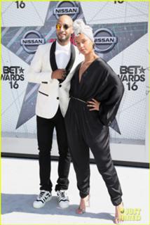Alicia Keys feet photo thumbnail