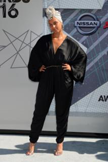 Alicia Keys feet photo thumbnail
