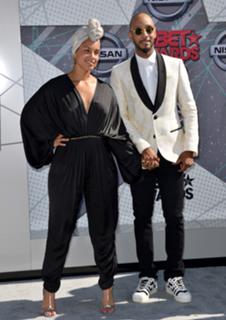 Alicia Keys feet photo thumbnail