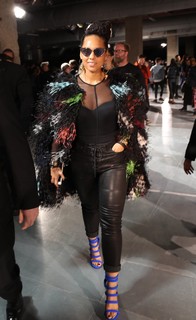 Alicia Keys feet photo thumbnail