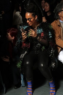 Alicia Keys feet photo thumbnail