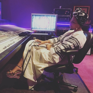 Alicia Keys feet photo thumbnail
