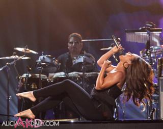 Alicia Keys feet photo thumbnail