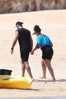 Alicia Keys feet photo thumbnail