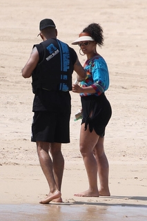 Alicia Keys feet photo thumbnail