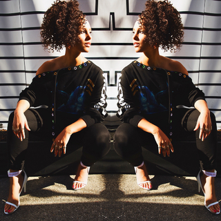 Alicia Keys feet photo thumbnail