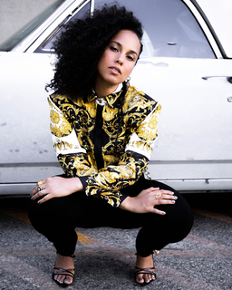 Alicia Keys feet photo thumbnail