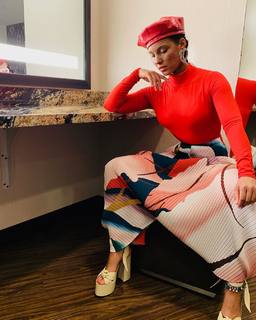 Alicia Keys feet photo thumbnail