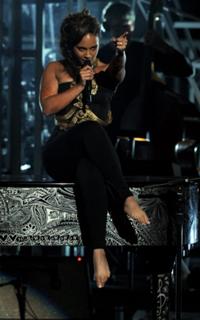 Alicia Keys feet photo thumbnail
