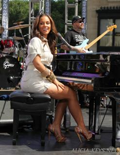 Alicia Keys feet photo thumbnail