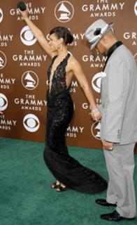 Alicia Keys feet photo thumbnail