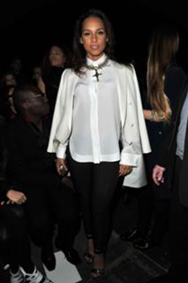 Alicia Keys feet photo thumbnail