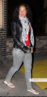 Alicia Keys feet photo thumbnail